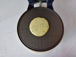 机器加热后舀一勺面糊。