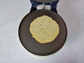 盖上盖子，闹钟设置2分零五秒就可以。具体的看面糊多少来定时间。