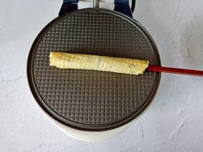 拿筷子卷起来自然晾凉就可以吃了。