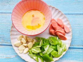 火腿切片，辣椒切块，大蒜拍扁，