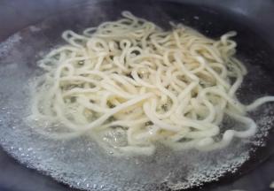 锅中水开下乌冬面煮熟捞起过凉，