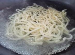锅中水开下乌冬面煮熟捞起过凉，