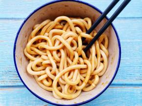 加2勺生抽，1勺酱油，1勺蚝油拌匀备用。