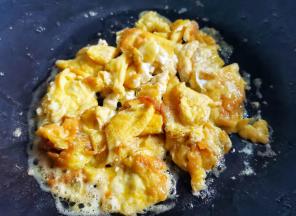 鸡蛋放入碗中打散，加一点点盐搅拌均匀，锅中热油下入鸡蛋至凝固，用筷子搅散，煎熟盛出备用。