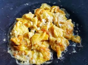 鸡蛋放入碗中打散，加一点点盐搅拌均匀，锅中热油下入鸡蛋至凝固，用筷子搅散，煎熟盛出备用。