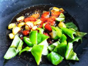 然后放入青椒，