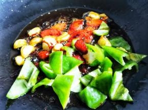 然后放入青椒，