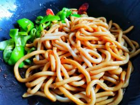 再加入乌冬面翻炒1分钟，