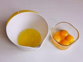 蛋白与蛋黄分离。
