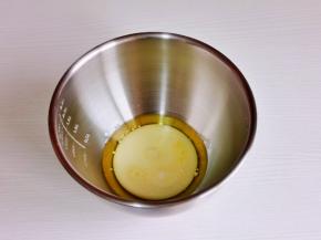 牛奶与玉米油混合打至均匀。