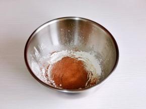 筛入低筋面粉与可可粉，翻拌均匀且无干粉。