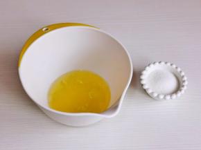 蛋白打发，滴入白醋启动打蛋器打出鱼眼泡。