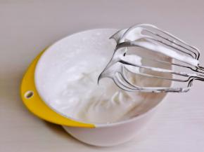 分三次加入白砂糖，打至提起打蛋器有弯勾。