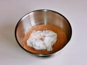 再取三分之一蛋白霜翻拌至完全混合。