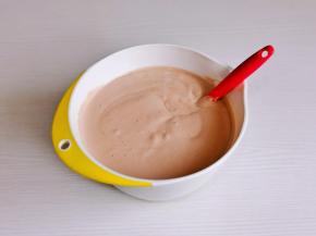 最后将蛋黄糊倒入蛋白霜的器具中翻拌均匀。