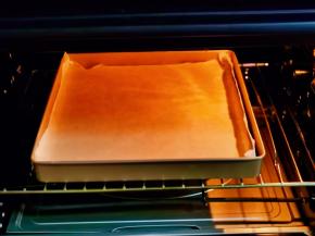 入预热好的烤箱中层，上下140度烤35分钟。