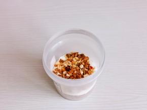 杯中放一片蛋糕，加入奶油，撒入咖啡麦片，再放蛋糕片，这样以此类推装满杯即可。