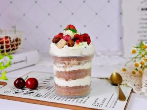 最后上面挤奶油装饰上草莓，咖啡粒就好啦！