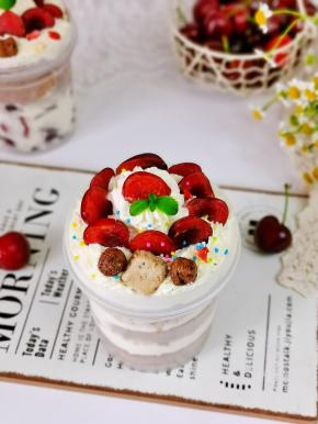 念叨了很久的蛋糕杯，今天一口气吃两杯，满足了。