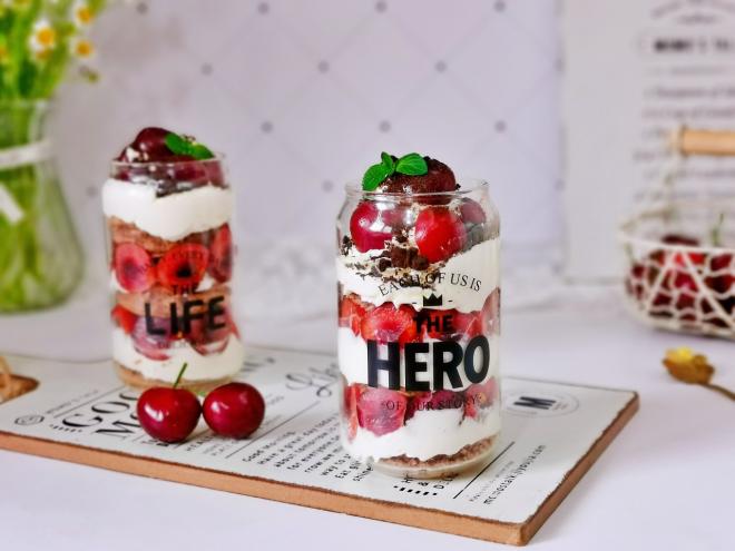 樱桃奶油蛋糕杯