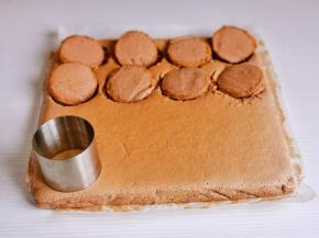 用和杯子一样大小的圆形模具压出蛋糕胚。