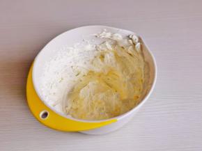 奶油中加白砂糖，电动打蛋器打发。