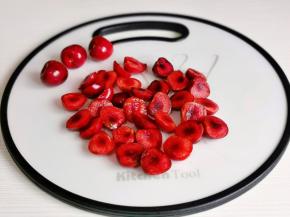 樱桃洗净后对半切开去核。