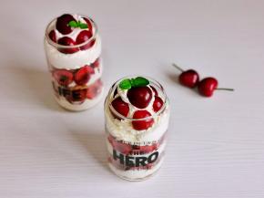 再放片蛋糕，挤奶油，放樱桃，装饰薄荷叶就好啦！