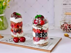 可以装饰点奥利奥碎，樱桃奶油蛋糕杯。