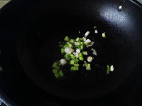 先准备馅料，将馅料食材中的五花肉、笋和胡萝卜搅碎，锅里放适量油，加入葱头爆香