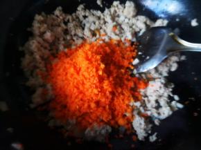 加入胡萝卜翻炒均匀