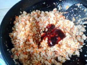 加入生抽、耗油和料酒翻炒均匀