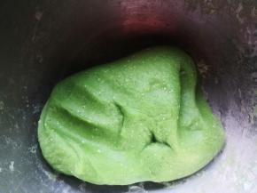 将汁烧开加入澄粉揉成团