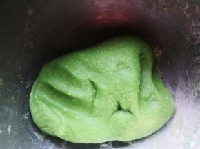 将汁烧开加入澄粉揉成团