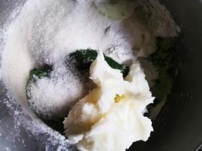 将糯米粉和白糖混合，搅拌均匀，加入猪油、艾草泥和澄粉面团