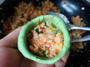 取50克面团整成碗状，放入适量馅料