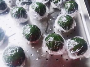 趁热在表面抹油包保鲜膜