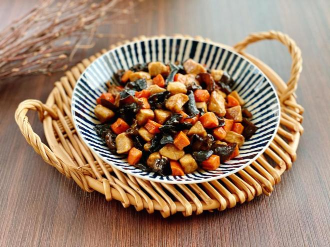 胡萝卜木耳炒鸡丁，开胃解馋又吃不胖