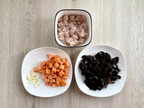 黑木耳干泡发一小时，撕成小块；鸡胸肉已经切成丁；胡萝卜去皮切成丁；大蒜剥好切成片。