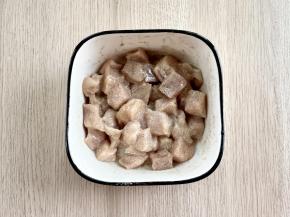 抓匀后腌制20分钟。