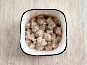 抓匀后腌制20分钟。