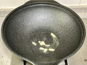 锅里热油，下蒜片爆香；