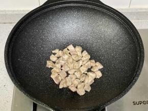 下入鸡肉丁，炒至变白；