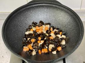 接着下入黑木耳，翻炒2分钟；