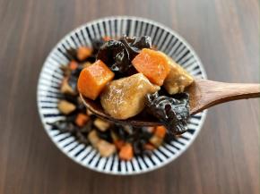 黑木耳弹滑爽脆，鸡肉鲜美嫩滑，胡萝卜脆嫩爽口，超好吃哦！