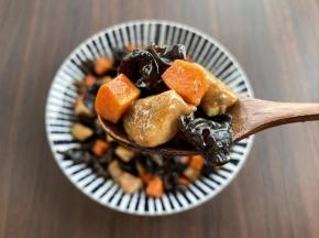 黑木耳弹滑爽脆，鸡肉鲜美嫩滑，胡萝卜脆嫩爽口，超好吃哦！