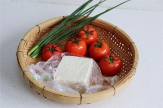 食材：西红柿、豆腐、香葱、盐、花生油、白砂糖。