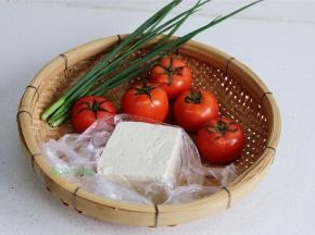 食材：西红柿、豆腐、香葱、盐、花生油、白砂糖。