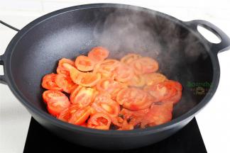 炒锅烧热，倒入西红柿，加一小勺白砂糖，中小火熬煮浓稠。加白砂糖，西红柿的颜色不仅漂亮，味道更好。