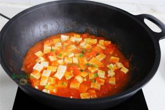 放盐、干贝鲜汁，翻炒均匀。酸酸甜甜，拌饭拌面，太好吃了。干贝汁，让汤更鲜，味道更清香。不喜欢吃干贝，就可以不放，只要爆炒白砂糖即可。